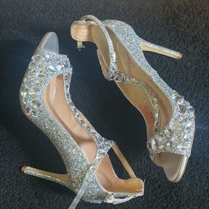 Jewel Badgley Mischka size 8 4 inches heel